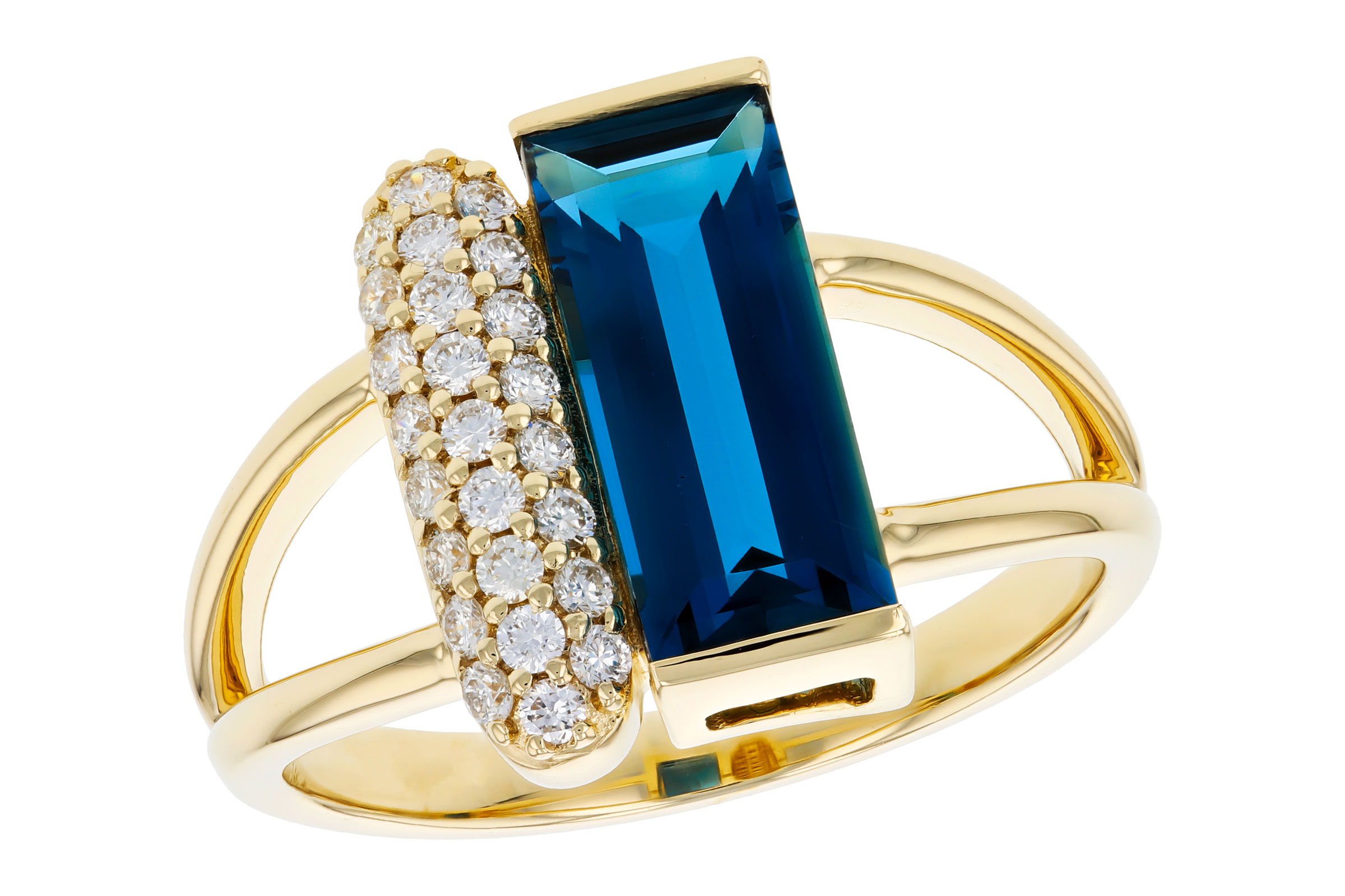 A330-02385: LDS RG 2.67 LONDON BLUE TOPAZ 2.92 TGW (12x5MM BT)